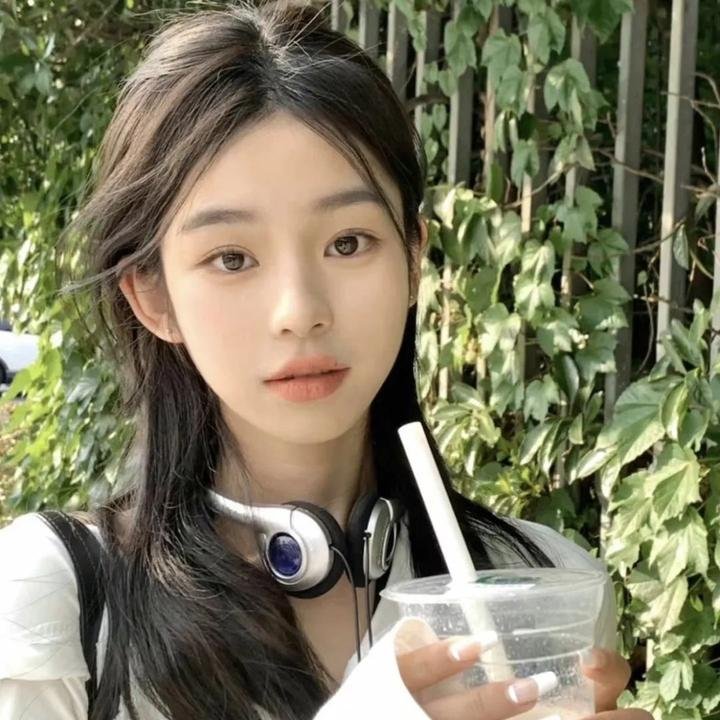 隔楼女孩：我们之间的层距